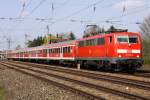 Die 111 005-5 zieht die RB von Mnchen nach Garmisch Partenkirchen durch Mnchen Westkreuz am 25.04.2013