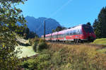 Ein toller Tag kündigt sich an als am Morgen des 05.10.2015 die RB von Mittenwald nach München unterwegs ist. 2442 205 hat die Schmalenseehöhe erklommen und rollt nun bergab nach Klais.