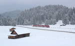 Mitte März zeigte sich der Winter nochmal von seiner kalten Seite. Bei jeder Menge Neuschnee und minus sieben Grad kämpfte sich ein Hamster der Werdenfelsbahn - die einzigen Züge dieser Baureihe die eine beheizte Kupplung haben - von Klais nach Mittenwald.

Mittenwald, 20. März 2018 