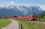 Traumkulisse.
Mit dem Zugspitzmassiv im Rücken legen sich zwei vierteilige Hamster als RB von Reutte in Tirol bzw. Innsbruck nach München-Pasing (Haltausfall München Hbf aufgrund von Bauarbeiten im Starnberger Flügelbahnhof) kurz hinter Farchant in die Kurve.

Farchant, 3. Juni 2018 