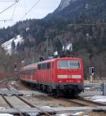 111 019-6 verlsst am 13.3.2010 mit einem Regionalzug der Relation Innsbruck-Mnchen den Bahnhof Eschenlohe. 