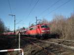 Am 01.03.2012 schob 111 024 eine RB aus Mittenwald in den Murnauer Bahnhof.