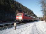 Am 26.01.2013 ist 111 025 mit ihrer RB nach Innsbruck Hbf zwischen Eschenlohe und Oberau unterwegs.