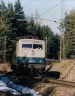 Anfang Februar 2001 war es in Lagen unter 1000 Meter schneefrei und frhlingshaft warm.

2 Wochen spter lag die Landschaft am Karwendel wieder unter einer dicken Schneedecke

111 078-2 hat soeben die Schmalensee Hhe zwischen Garmisch-Partenkirchen ( Klais) und Mittenwald erklommen.

Hier ab dem Scheitelpunkt kann der Zug entspannt nach Mittenwald hinunter rollen.