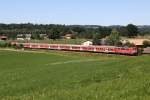 Die Nrnberger 111 172-3 zieht die RB von Mnchen nach Mittenwald kurz vor Ohlstadt am 01.08.2013