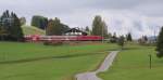 Umrundung - Der hchste Punkt der Mittenwaldbahn auf deutscher Seite ist die Schmalenseehhe (960 Meter).
Eine 111er hat mit ihrer Regionalbahn den Scheitelpunkt erreicht und beginnt nun die  Umrundung  des Schmalensee, um dann nach Mittenwald hinab zu rollen.
Im Hintergrund ist der Sepplhof zu bewundern. Wer dort wohnt kann vom Balkon den Blick auf die Bahn, den Schmalensee und das Karwendelgebirge genieen.
07.10.2013 - Bahnstrecke 5504 Mnchen Hbf. - Mittenwald Grenze