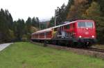 Vielen Dank an Matze fr die Vormeldung! Um 14.40 kam die Meldung von Matze, 111 024-6 hat gerade mit RB 59549 Mnchen-Pasing in Richtung Mittenwald verlassen. Wir waren auf dem Rckweg vom Schmalensee zu unserer Ferienwohnung bei Klais, sodass es zeitlich gut passte, die DB / ADAC Werbelok in unmittelbarer Nhe unserer Unterkunft abzulichten. Um 16.15 Uhr standen wir an einem unbeschrankten B an der Staatsstrae 2542 und warteten. Gegen 16.20 ertnte ein schriller Pfiff an der Pfeiftafel im Wldchen hinter Klais und dann rollte 111 024 mit ihrer Regionalbahn auf uns zu und an uns vorbei! Das Wetter war gegen Abend so schlecht geworden, dass ISO 1600 herhalten mute. 07.10.2013 - Bahnstrecke 5504 Mnchen Hbf. - Mittenwald Grenze 