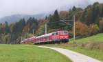 111 210-1 bringt ihre Regionalbahn aus Mnchen ihrem Ziel Mittenwald entgegen. Gleich wird sie hinter der Steigung von Kaltenbrunn in den Bahnhof Klais einfahren.
09.10.2013 Mittenwaldbahn - Bahnstrecke 5504 Mnchen Hbf. - Mittenwald (Grenze)