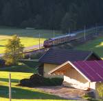 Ankommen, Koffer in die Ferienwohnung und sofort an die Strecke. Besonderen Spaß macht dies, wenn die Wohnung nur 100 Meter von der Mittenwaldbahn entfernt liegt. Eine 111er rollt im abendlichen Sonnenlicht mit dem RE Mittenwald - München Hbf. die Schmalenseehöhe hinunter. Nur am Wochenende bringt diese Zusatzleistung Tagesausflügler aus der Karwendelregion nach München zurück. Noch etwa eine Minute ist es bis Klais, dort ist Zugkreuzung. Weitere Halte bis München Hbf. sind Garmisch-Partenkirchen, Murnau, Weilheim und München Pasing. Bahnstrecke 5504 München - Hbf. Mittenwald Grenze am 04.10.2015