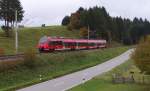 Der Wettergott bescherte mir leider kein schönes Geburtstagswetter. Der 08.10.2015 war trüb und grau, daher gingen wir den Tag ruhig an und begaben uns zur 250 Meter von unserem Ferienhaus entfernten Fotostelle. Die Schmalenseehöhe zwischen Mittenwald und Klais ist mit 960 Meter der höchste Punkt der Mittenwaldbahn auf deutscher Seite.
2442 231 ist als RB von Seefeld in Tirol nach München unterwegs und rollt gerade die Schmalenseehöhe in Richtung Klais hinunter. Bahnstrecke 5504 München Hbf. - Mittenwald Grenze.