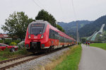 Vierschanzentournee: Das Neujahrsspringen findet auf der Olympiaschanze in Garmisch-Partenkirchen statt. Im Dezember 2007 wurde die neue Schanze eingeweiht. 2 442 203 ist mit einem Schwestertriebwagen aus Richtung Mittenwald nach München unterwegs.
Noch ca. 1 Kilometer sind es bis zum Bahnhof Garmisch-Partenkirchen. Bahnstrecke 5504 München - Mittenwald Grenze am 16.09.2016