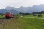 Karwendel Panorama: 2442 214 rollt gerade die Schmalenseehöhe zwischen Mittenwald und Klais hinab.