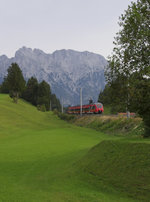 Mit Karwendelblick bietet sich diese Perspektive auf die Mittenwaldbahn. Ein  Werdenfelshamster  rollt die Schmalenseehöhe in Richtung Klais hinab. 5 Minuten vorher startete die RB nach München in Mittenwald. Bahnstrecke 5504 München - Mittenwald Grenze am 15.09.2016