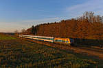 Kurz nach Sonnenaufgang konnte ich am 15. November 2020 den ALX 84103 aus seiner Fahrt nach München HBF bei Weinhausen im Ostallgäu aufnehmen. In wenigen Augenblicken wird der von der  Bodo -Werbelok ER 20-013 geführte Zug den Bahnhof Buchloe erreichen. 