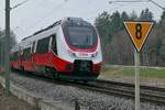 Vllig berraschend und damit an einem ungnstigen Fotostandort fhrt 4758 015 am 10.03.2021 bei Oberreitnau das Allgu hinauf in Richtung Hergatz/Memmingen. Das Ziel und Grund der Fahrt sind nicht bekannt.
Nachtrgliche Ergnzung der Bildbeschreibung:
Da'Alexander / WAK' diesen Triebzug im Mrz 2022 in Sassnitz-Fhrhafen fotografiert hat (ID 1290134), kann angenommen werden, dass er sich hier auf der Fahrt nach Sassnitz-Fhrhafen befindet