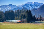 (ex-ÖBB) 2143.21 zieht am 24.01.2018 bei Fischen im Allgäu vor herrlicher Bergkulisse ihren ALEX-Zug von Oberstdorf nach Immenstadt. 