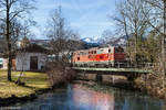 (ex-ÖBB) 2143.21 zieht am 24.01.2018 ihren ALEX-Zug von Oberstdorf nach Immenstadt und überquert dabei in Fischen die beschauliche Iller