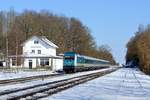 Das ehemalige Bahnhofsgebäude von Epfenhausen wurde inzwischen mustergültig renoviert. Am 25. Februar 2018 diente es mir als Motiv für den von 223 071 geführten ALX 84138 / 84158 nach Lindau und Oberstdorf.