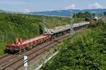  Die Augen des Tf  - Wenige Kilometer nach der Entleerung der mit altem Gleisschotter befllten Schttgutkippwagen bei Oberreitnau, bremst DE81 der RheinCargo in der Nhe des Lindauer Ortsteils