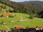 ALX 84152 von Mnchen nach Lindau fhrt am 25.07.2011 im Tal der Oberen Argen an den Husern von Oberthalhofen vorbei