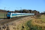 Zugbegegnung in Kottgeisering: 223 072 ist mit ALX 81148 nach Lindau unterwegs, im Bildhintergrund eilt eine 218 mit RE 57499 aus Füssen gen München (27. Dezember 2013).