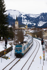 Im winterlichen Allgäu verlässt 223 066 mit ihrem Alex gen Lindau Oberstaufen.