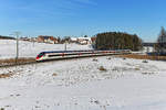 Schnell gewöhnt hat man sich an die Astoro-Triebzüge der SBB als Nachfolge der lokbespannten EuroCities im Allgäu. Hier ist der 503 011 als ECE 192 auf seiner Fahrt nach Zürich HB bei Grabus im Unterallgäu zu sehen (14. Februar 2021).