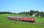 Auch einen der bekanntesten Fotopunkte an der König-Ludwig-Bahn hatte ich am Mittag des 17. August 2014 umgesetzt: 218 492 zog an jenem Tag und dem letzten Betriebsjahr mit n-Wagen auf der Strecke ihren gut besetzten RE München-Füssen durch Weizern-Hopferau. Leider waren die Anwohner nicht sonderlich erfreut über meine Anwesenheit weshalb ich schnell wieder den Standort änderte ;-)