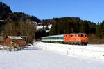 Kurz vor Oberstdorf konnte ich am 25. Dezember 2017 den ALX 84156 dokumentieren. Geführt wurde dieser von der 2143.21 der SVG, die seit kurzem wieder auf der Illertalbahn für die Länderbahn zum Einsatz kommt. Es ist gelungen, die österreichische Diesellok von den Wiener Lokalbahnen zurückzukaufen und dadurch ER 20 Maschinen für den Mehrverkehr nach Hof und Prag freizubekommen. Die Lok hat eine bewegte Geschichte hinter sich. 1970 von SGP an die ÖBB geliefert, verrichtete sie lange Zeit auf den Strecken rund um Wiener Neustadt ihren Dienst. 2007 erfolgte der Verkauf an die Staudenbahn, die sie ab 2011 auch schon regelmäßig zwischen Immenstadt und Oberstdorf einsetzte. 2012 erfolgte der Verkauf an die Wiener Lokalbahnen. 2013 erfolgte ein schwerer Brandschaden, als die Lok im Bahnhof Tulln Feuer fing. Erfreulicherweise wurde die Lok wieder hergerichtet, an den Schaden erinnert noch die gut erkennbare Farbausbesserung an der Seitenwand.