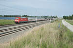 101 137 mit einem InterCity Richtung Augsburg Hbf bei Hattenhofen, 22.08.2017