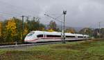 Wegen Bauartbeiten im Ulmer Hauptbahnhof (Anbindung der Neubaustrecke Stuttgart - Ulm an die Fernbahngleise) werden die ICE vom 25.10. bis 09.11.2018 zwischen Stuttgart und Augsburg über Aalen und Donauwörth umgeleitet. Im Bahnhof Goldshöfe, den ein ICE Velaro am 27.10.2018 erreicht, zweigt die eingleisige Riesbahn nach Donauwörth von der Jagstbahn ab.