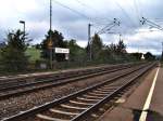 Der ein wenig abgelegene Regionalbahnhof Hofen(b Aalen). Damit sich Leute berhaupt vorstellen knnen wo dieser uralte, renovierungsbedrftige und Bahnhofsuhrlose (vor ein paar Jahren sogar noch Fahrplanautomatlose) Bahnhof berhaupt liegt, geb ich zur orientierung einfach mal an: Riesbahn, KBS 995, in der nhe von der 70000-Einwohner zhlenden Kreisstadt Aalen, etwa 80 km stlich von Stuttgart. (Auf den ersten Blick sieht das ja gar nicht so schlimm aus, aber wenn das Umland schon die alten Bahnsteige und die Wartehuschen renoviert, fhlt man sich als Einwohner von Hofen schon besonders im Stich gelassen, da in den Wartehuschen schon ein paar Spinnenweben gibt, vollkommen beraltert und fast ganz dem Vandalismus zum Opfer gefallen sind)