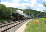 01 202 war am 28.05.2022 von Nördlingen auf Drehfahrt wieder nach Nördlingen zurück. Dies war nötig, um die Lok für die Rückfahrt am 29.05. Richtung Schweiz wieder Kessel voraus zu haben. Hier zu sehen auf der KBS 990 durchs schöne Altmühltal bei Hagenacker.