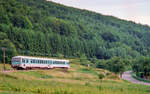 Ein Zug nach Eichstätt Stadt nördlich von Wasserzell. Der Feldweg führt über den Hügel zum Flugplatz. (10.8.96)