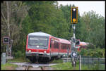 Personenzug nach München fährt mit Steuerwagen 928247-6 voraus am 4.10.2005 um 14.05 Uhr in Schwabhausen ein.