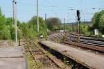 Am Bahnhof Neustadt Aisch ist Bahnsteig und Gleisrest noch vorhanden. Dieses Gleis ist eines der Wenigen, das den Abbau der Strecke berlebt hat. Das Gleis wre dann links neben dem verrosteten Schild (Bildmitte) abgezweigt in Richtung Demantsfrth - Uehlfeld.