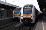 HAMM, 30.03.2019, 462 007 als RE11 nach Düsseldorf im Bahnhof Hamm; dieser Zug ist bereits im einheitlichen RRX-Look und wird von Abellio Rail betrieben / links daneben ET 5.09 der Eurobahn als RB89 nach Paderborn Hbf