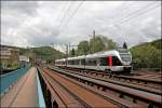 Auf dem Weg von Hagen Hbf nach Siegen berquert  der ET23007 und ET22008 als ABR99728, (RB91  Ruhr-Sieg-Bahn ) die Lenne bei Hohenlimburg.