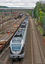 ET 22007 (2-teiliger Stadler Flirt) gekuppelt mit einem 3-teiliger Stadler Flirt (ET 2300?) der Abellio Rail NRW am 15.09.2013 kurz vor dem Bahnhof Kreuztal, hier vor der Langenauer Brücke. 
Er befährt die KBS 440 Siegen-Hagen als RE 16 (Ruhr-Sieg-Express). 

 Im Hintergrund der Kreuztaler Rangierbahnhof und am Nebengleis die 261 671-2  der Aggerbahn (eigentlich die 361 671-1) im Bauzugdienst.
