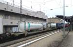 10.12.2015 in Bamberg Hbf auch im selben KLV-Zug: 33 85 4993 127-1 TEN-RIV CH-AAEC Sdggmrs 175, beladen mit 2 40' -Tankcontainern, Ladegut Kartoffelstärke. AAEC steht für Ahaus Alstätter Eisenbahn. Bei diesem Wagen liegt die Ladefläche noch tiefer als bei den beiden zuvor gezeigten.
Die Zuordnung fällt etwas schwer-der Wagen gehört einem deutschen Unternehmen, ist aber lt. Wagennummer in der Schweiz registriert.