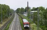 Parallel zur Strecke Neumünster - Hamburg verlaufen die Gleise der AKN-Strecke aus Richtung Barmstedt vor dem Bahnhof Elmshorn. Ein unbekannter VTA der AKN wurde dort kurz vor Erreichen des Endbahnhofes am 05.07.2023 aufgenommen.