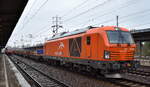 AMEH Trans - ArcelorMittal Eisenhüttenstadt Transport GmbH, Eisenhüttenstadt [D] mit ihrer Vectron Dual Lok  248 043  [NVR-Nummer: 90 80 2248 043-2 D-EKO] und einem Ganzzug tschechischer Drehgestell-Flachwagen für Langschienen-Transporte (leer) am 22.03.24 Durchfahrt Bahnhof Schönefeld bei Berlin.