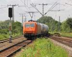 Die 145-CL 002 der Arcelor Mittal schlängelt sich mit einem Kesselwagenzug durch Leipzig-Thekla. Aufgenommen am 12.07.2013.