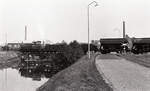 D21 der Bentheimer Eisenbahn mit Zug von Laarwald nach Coevorden auf der Kanalbrücke in Coevorden am 08.10.1979, 11.10u. Scanbild 1712, Kodak Tri-Xpan.