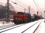 Ankunft von V100 D25 der Bentheimer Eisenbahn AG mit bergabegterzug auf Bahnhof Bad Bentheim am 28-12-2000. Bild und scan: Date Jan de Vries. 