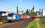 Die BoxXpress 193 882 fährt am 16.6.2017 in Karlstadt mit einem Containerzug vorüber.