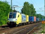 ES 64 U2 015 mit Containerzug am 3.8.07 bei der Durchfahrt durch Beratzhausen.