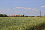 Eine unbekannt gebliebene Lok der Baureihe 193 von Railpool ist im Dienste von BoxXpress mit einem Containerzug bei Uffenheim in Richtung Ansbach unterwegs. (20.06.2023)