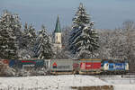 Normalerweise fotografiere ich immer mit dem kleinen Objektiv, doch heute probiere ich mal mit Tele aus etwas weiterer Entfernung. So bekommt man die BoxXpress Siemens Vectron 193 834-9  am 14.01.2024 bei Zorneding mit etwas mehr Landschaft gut abgelichtet.