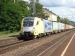 ES 64 U2-004 von boxxpress komt mit einem langen containerzug durch Bonn-Oberkassel nach Bremerhaven Kaiserhafen.